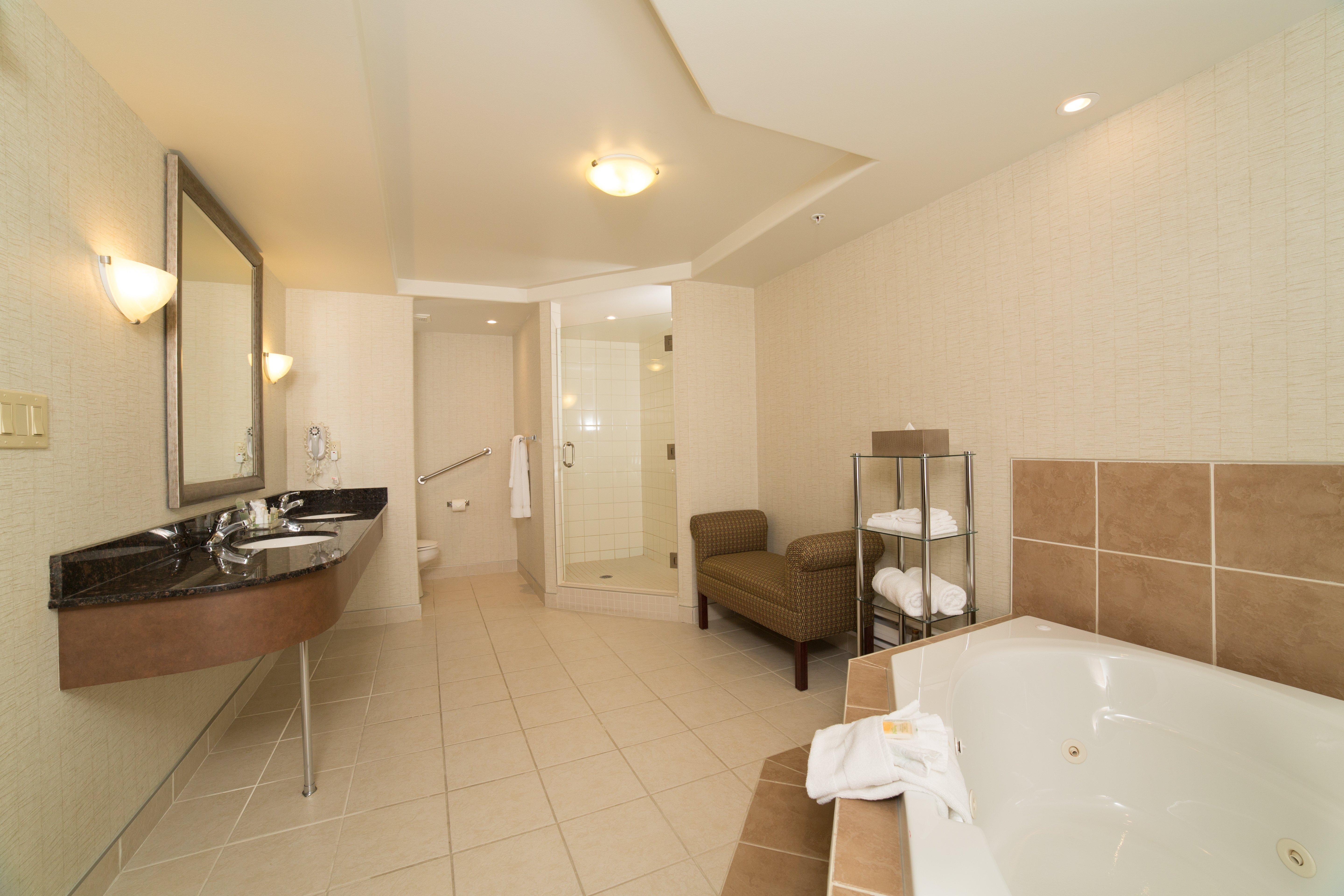 Holiday Inn & Suites Lloydminster By Ihg Exterior foto